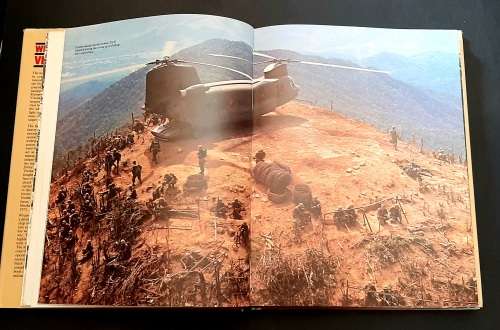 ** Weapons Of The Vietnam War : Fully Illustrated (1983) - Anthony Robinson. **