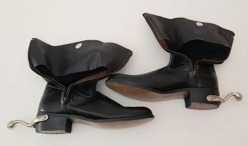 ** Rhodesian Bush War: BSAP Officer`s Step-Out Black Leather Boots w/ Spurs (Size 41 / 8 ).**