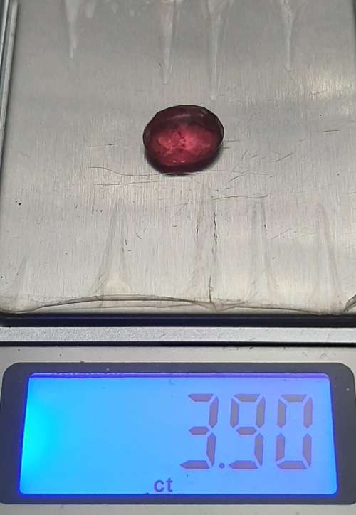 ** STUNNING:  3.9  ct  Pink-Red Oval Cut Facet Tourmaline Gemstone.**