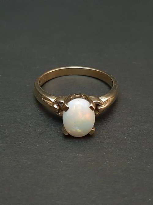 ** STUNNING: 9ct Yellow Gold & White Opal Stone Ladies` Ring (Size T/U ).**