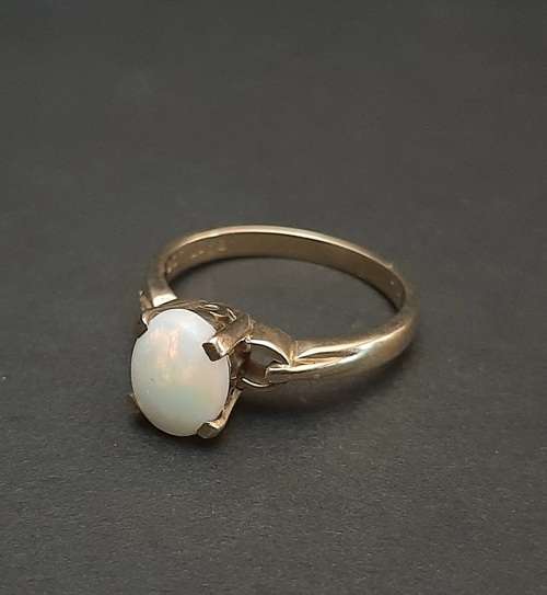 ** STUNNING: 9ct Yellow Gold & White Opal Stone Ladies` Ring (Size T/U ).**