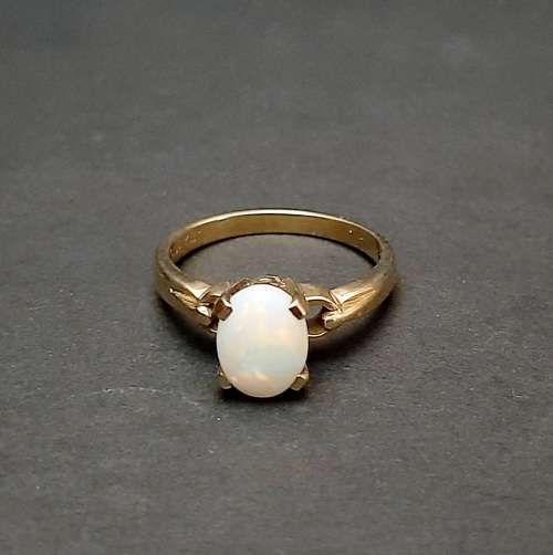 ** STUNNING: 9ct Yellow Gold & White Opal Stone Ladies` Ring (Size T/U ).**