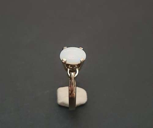 ** STUNNING: 9ct Yellow Gold & White Opal Stone Ladies` Ring (Size T/U ).**