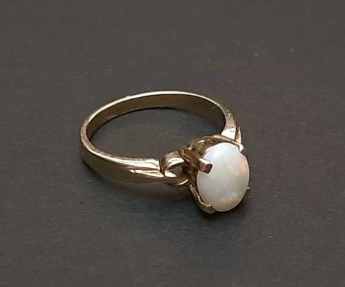 ** STUNNING: 9ct Yellow Gold & White Opal Stone Ladies` Ring (Size T/U ).**