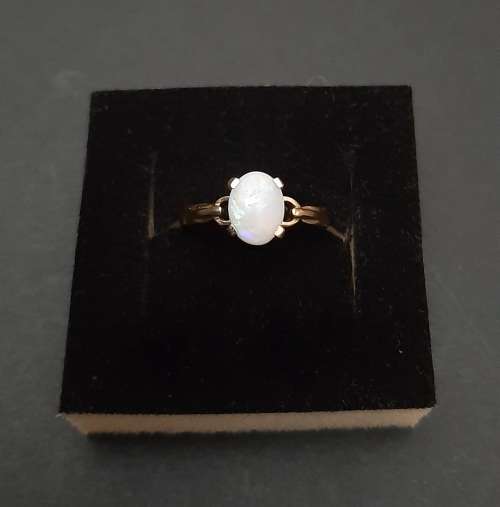 ** STUNNING: 9ct Yellow Gold & White Opal Stone Ladies` Ring (Size T/U ).**
