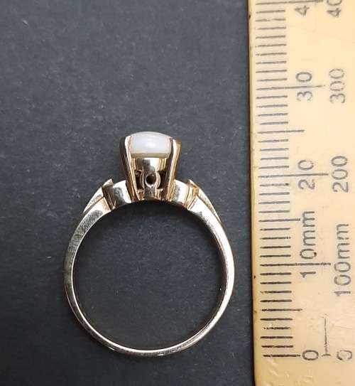 ** STUNNING: 9ct Yellow Gold & White Opal Stone Ladies` Ring (Size T/U ).**