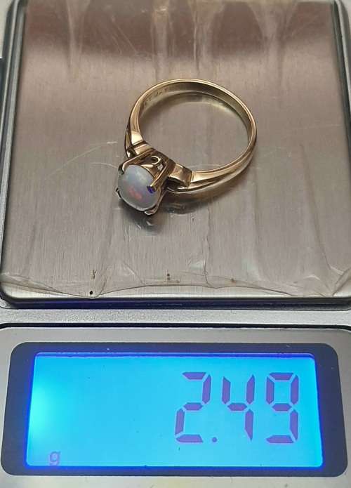 ** STUNNING: 9ct Yellow Gold & White Opal Stone Ladies` Ring (Size T/U ).**