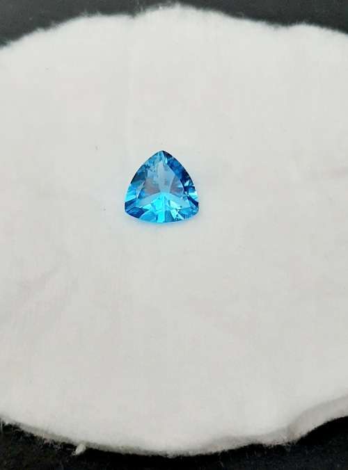 ** STUNNING: Swiss Blue Trillion Cut Topaz Semi-Precious Gem (4.35 ct ).**