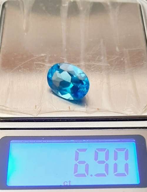 ** STUNNING: Swiss Blue Oval Cut Topaz Semi-Precious Gem (6.91 ct ).**