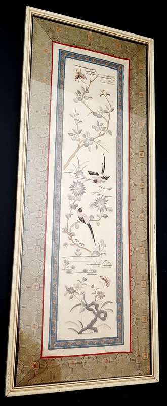 **STUNNING: Early 20th Century Chinese Qing Silk Embroidered `Emperors Sleeve` Panel (0,7m x 0,3m)**