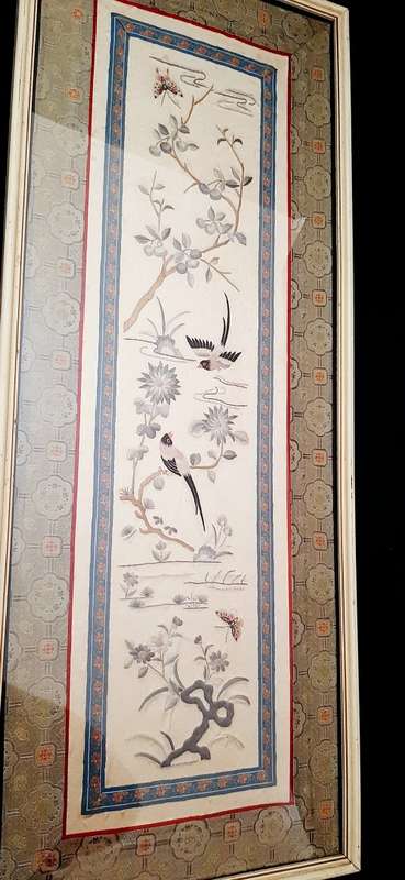 **STUNNING: Early 20th Century Chinese Qing Silk Embroidered `Emperors Sleeve` Panel (0,7m x 0,3m)**