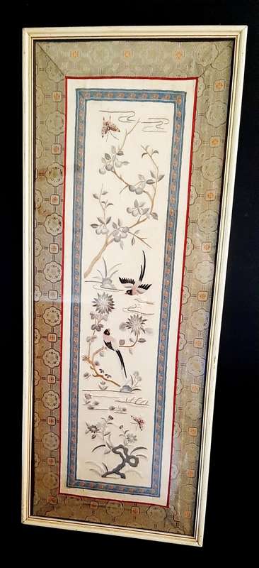 **STUNNING: Early 20th Century Chinese Qing Silk Embroidered `Emperors Sleeve` Panel (0,7m x 0,3m)**