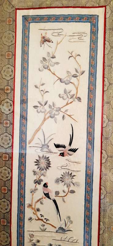 **STUNNING: Early 20th Century Chinese Qing Silk Embroidered `Emperors Sleeve` Panel (0,7m x 0,3m)**