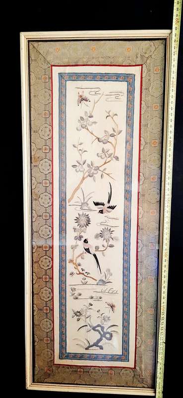 **STUNNING: Early 20th Century Chinese Qing Silk Embroidered `Emperors Sleeve` Panel (0,7m x 0,3m)**