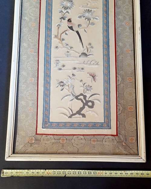 **STUNNING: Early 20th Century Chinese Qing Silk Embroidered `Emperors Sleeve` Panel (0,7m x 0,3m)**