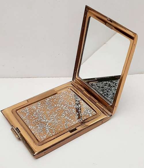 ** WW2 South African Field Artillery: Ladies` Enamel & Gold-Plated Rim Powder Compactum (7cmx8cm).**