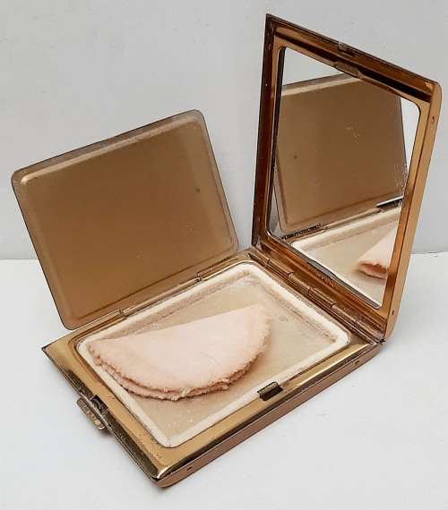 ** WW2 South African Field Artillery: Ladies` Enamel & Gold-Plated Rim Powder Compactum (7cmx8cm).**