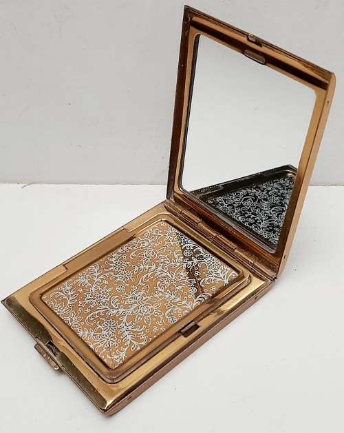 ** WW2 South African Field Artillery: Ladies` Enamel & Gold-Plated Rim Powder Compactum (7cmx8cm).**