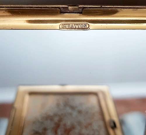 ** WW2 South African Field Artillery: Ladies` Enamel & Gold-Plated Rim Powder Compactum (7cmx8cm).**