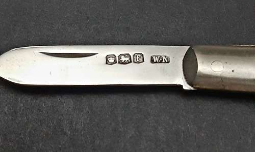 ** ELEGANT : .925 Silver & Mother of Pearl `Isle of Wight`  Fruit Knife (Sheffield, 1923).**
