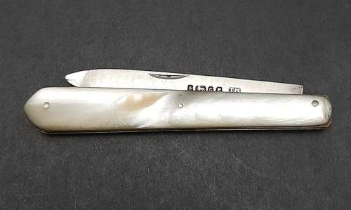 ** ELEGANT : .925 Silver & Mother of Pearl  Fruit Knife (Sheffield, 1870).**
