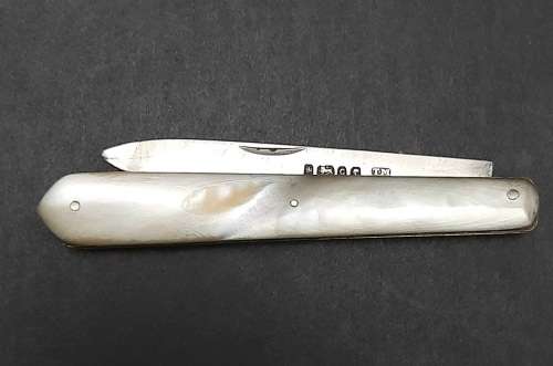 ** ELEGANT : .925 Silver & Mother of Pearl  Fruit Knife (Sheffield, 1870).**