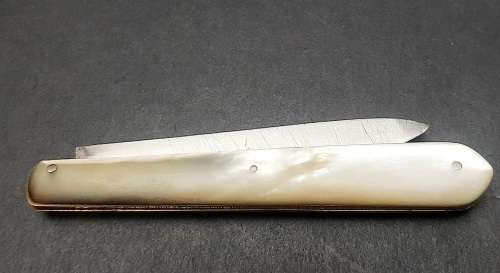 ** ELEGANT : .925 Silver & Mother of Pearl  Fruit Knife (Sheffield, 1870).**