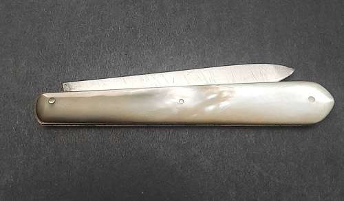 ** ELEGANT : .925 Silver & Mother of Pearl  Fruit Knife (Sheffield, 1870).**