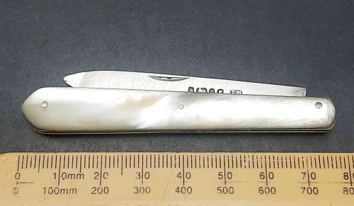 ** ELEGANT : .925 Silver & Mother of Pearl  Fruit Knife (Sheffield, 1870).**
