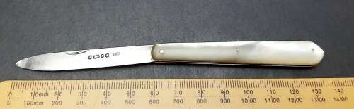 ** ELEGANT : .925 Silver & Mother of Pearl  Fruit Knife (Sheffield, 1870).**