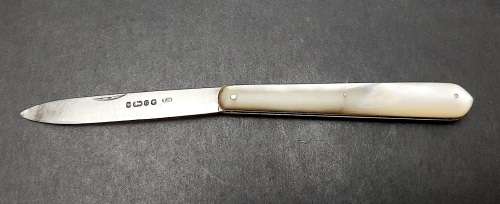** ELEGANT : .925 Silver & Mother of Pearl  Fruit Knife (Sheffield, 1870).**