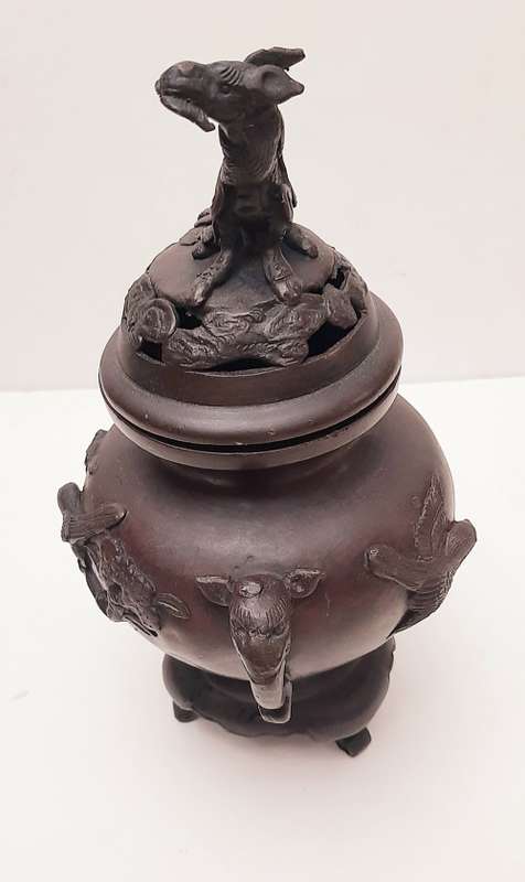 ** STUNNING: Mid-20th Century Chinese Bronze Censer w/ Qilin Finial (22,5 cm).**