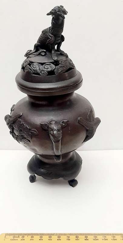 ** STUNNING: Mid-20th Century Chinese Bronze Censer w/ Qilin Finial (22,5 cm).**