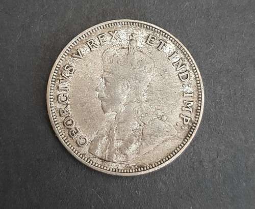 ** 1922  KGV East Africa 1 Shilling Silver Coin (.250)[ F ].**