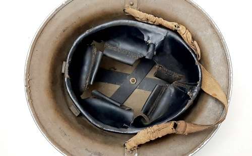 ** WW2 British Army MKII `Brodie` Steel Helmet w/ Liner & Chinstrap (1942).**