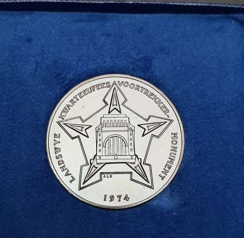 ** 1974 Voortrekker Monument 25th Anniv. Bronze Medallion w/ Case (EF).**