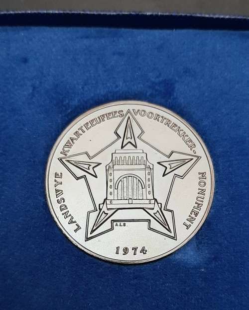 ** 1974 Voortrekker Monument 25th Anniv. Bronze Medallion w/ Case (EF).**