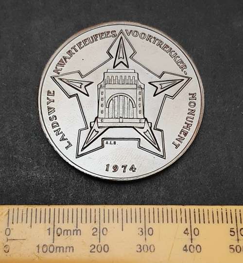 ** 1974 Voortrekker Monument 25th Anniv. Bronze Medallion w/ Case (EF).**