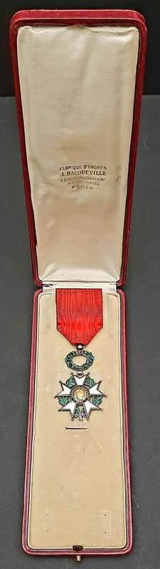** WW1 French Légion d`honneur Military Medal w/ Presentation Case (Chevalier Class).**