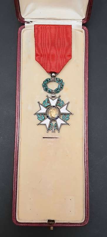 ** WW1 French Légion d`honneur Military Medal w/ Presentation Case (Chevalier Class).**