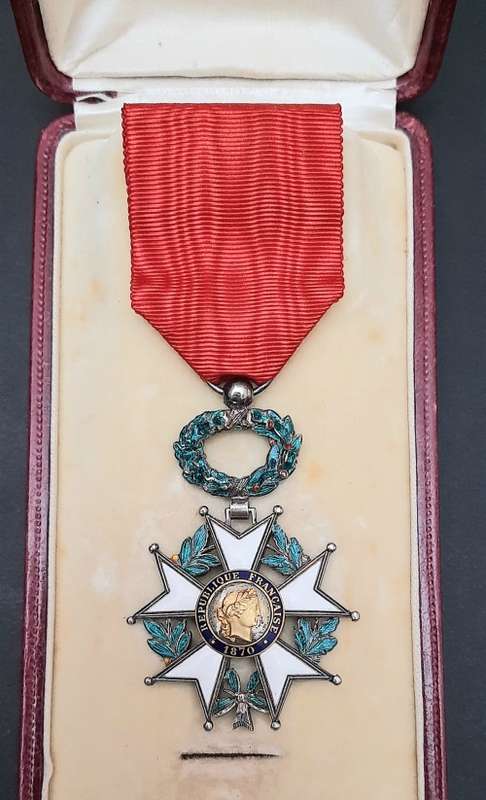 ** WW1 French Légion d`honneur Military Medal w/ Presentation Case (Chevalier Class).**