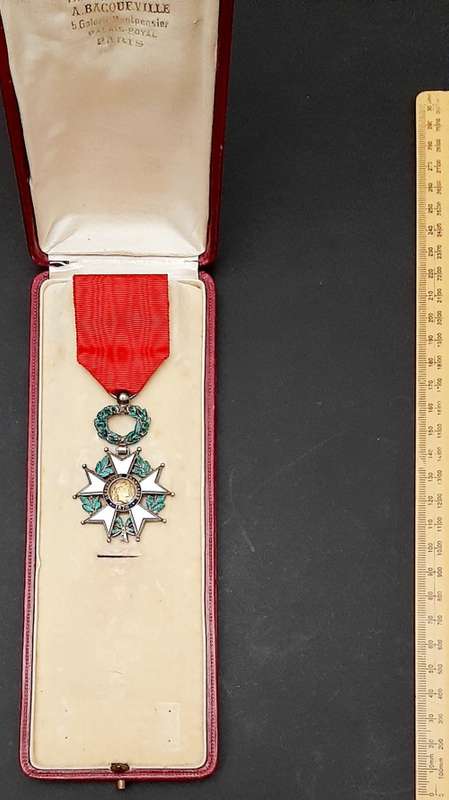 ** WW1 French Légion d`honneur Military Medal w/ Presentation Case (Chevalier Class).**