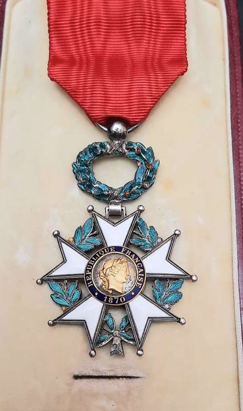 ** WW1 French Légion d`honneur Military Medal w/ Presentation Case (Chevalier Class).**