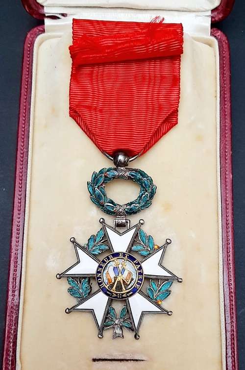 ** WW1 French Légion d`honneur Military Medal w/ Presentation Case (Chevalier Class).**