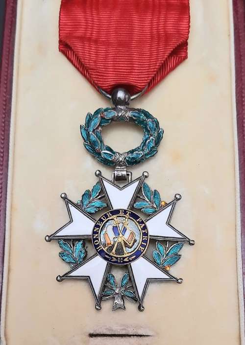 ** WW1 French Légion d`honneur Military Medal w/ Presentation Case (Chevalier Class).**