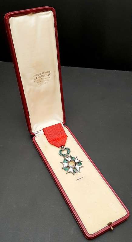 ** WW1 French Légion d`honneur Military Medal w/ Presentation Case (Chevalier Class).**