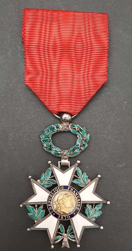 ** WW1 French Légion d`honneur Military Medal w/ Presentation Case (Chevalier Class).**