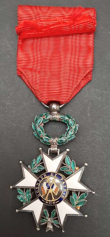 ** WW1 French Légion d`honneur Military Medal w/ Presentation Case (Chevalier Class).**