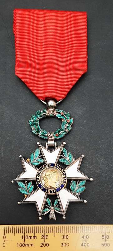 ** WW1 French Légion d`honneur Military Medal w/ Presentation Case (Chevalier Class).**