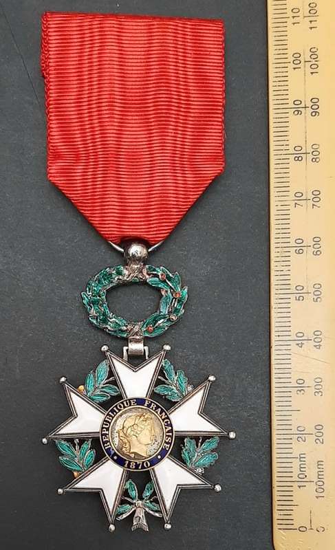 ** WW1 French Légion d`honneur Military Medal w/ Presentation Case (Chevalier Class).**